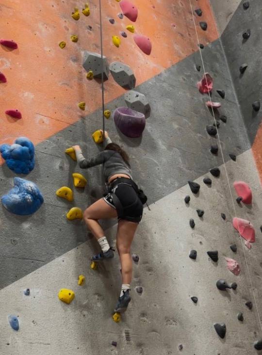 로프에 매달려 리드 종목을 하는 선수 모습