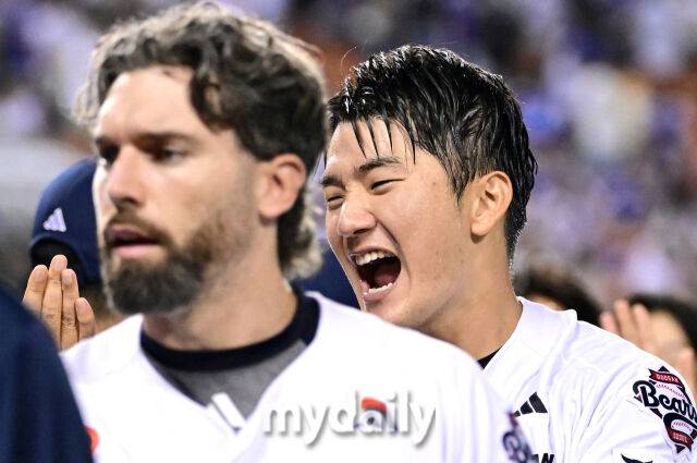 2025년 8월 28일 오후 서울 잠실구장에서 열린 '2025 신한 SOL뱅크 KBO 리그' 삼성 라이온즈와 두산 베어스의 경기두산 안재석이 연장 10회말 2사 1.2루서 끝내기 안타를 치며 7-6으로 승리한 뒤 기뻐하고 있다./잠실=유진형 기자