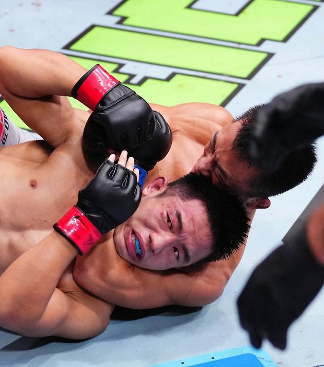김상욱(사진 뒤쪽)이 지난 22일(한국시간) 중국 상하이 체육관에서 열린 'ROAD TO UFC 시즌4: 준결승' 라이트급(70.3kg)에서 대결 상대 런야웨이(27·중국)에게 리어네이키드 초크 기술을 걸고있다. UFC SNS 캡처