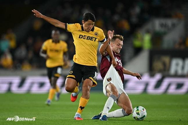 황희찬이 웨스트햄과 리그컵 경기 도중 경합을 펼치는 모습. /AFPBBNews=뉴스1