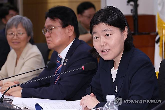 검찰개혁 방향 밝히는 임은정 지검장 (서울=연합뉴스) 김주성 기자 = 임은정 서울동부지검장이 29일 서울 여의도 국회에서 '검찰개혁의 쟁점은 무언인가 : 국민이 바라는 검찰개혁의 속도와 방향'을 주제로 열린 검찰개혁 긴급 공청회에 참석해 토론하고 있다
이날 토론회는 촛불행동, 검사를 검사하는 변호사 모임, 민생경제연구소, 더불어민주당 박홍근 의원, 조국혁신당 황운하·박은정 의원 주최로 열렸다. 2025.8.29 utzza@yna.co.kr