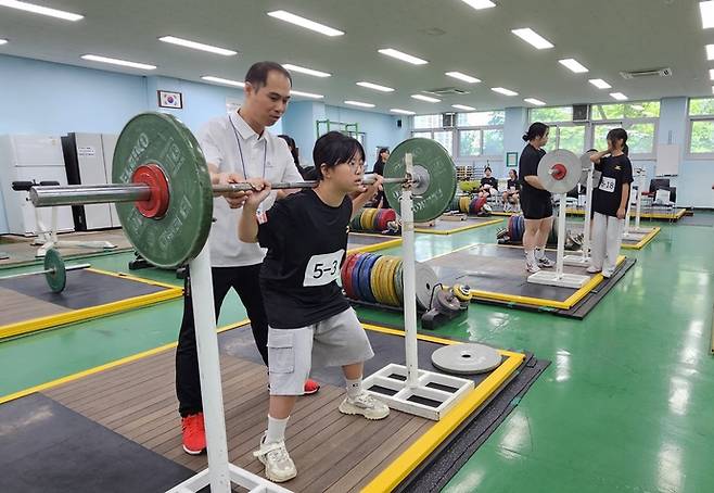 30일 경기체육고등학교 역도 훈련장서 진행된 2025 스포츠 영재 캠프서 참가학생들이 역도 체험을 하고 있다. 사진=경기체육고등학교
