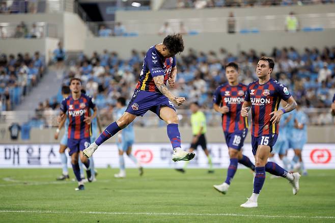 30일 대구iM뱅크파크에서 열린 하나은행 K리그1 28라운드 경기서 수원FC 윌리안이 대구를 상대로 페널티킥 선제골을 터트린후 세리머니를 하고 있다. 사진=한국프로축구연맹
