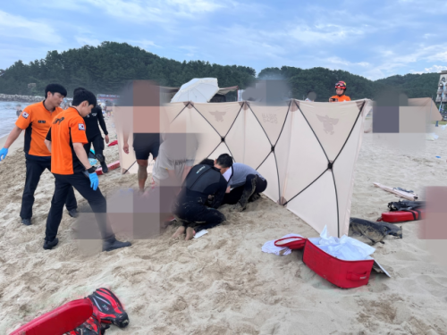 ◇하조대 해수욕장에서 심폐소생술(CPR) 하는 강릉해경과 소방 당국. 사진=연합뉴스