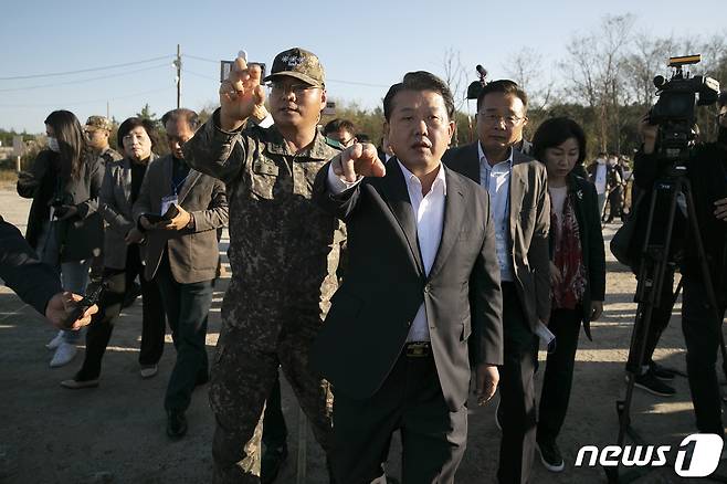 2022년 10월 12일 더불어민주당 국회 국방위원회 소속인 김병주의원이 이현철 육군 미사일전략사량부 2여단장과 함께 현무미사일 낙탄사고가 발생한 강릉 공군 제18전투비행장을 찾아 당시 현무-2C 탄도미사일이 발사 되었던 발사장 방향을 보며 설명을 듣고 있다. 국회사진취재단 ⓒ 뉴스1