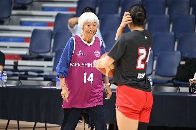 BNK 김소니아와 대회하고 있는 박신자 여사. 사진제공=WKBL