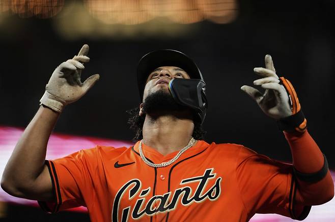 샌프란시스코 루이스 마토스가 5회말 솔로홈런을 터뜨린 뒤 하늘을 바라보는 세리머니를 하며 홈을 밟고 있다. AP연합뉴스