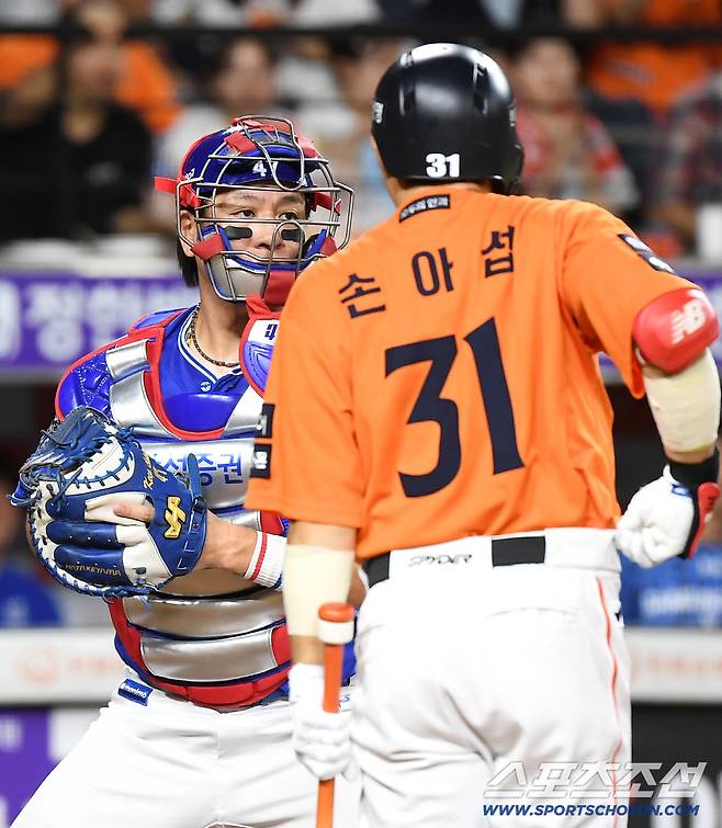 29일 대전 한화생명볼파크에서 열린 삼성-한화전. 강민호와 손아섭이 눈을 마주치고 있다. 대전=정재근 기자 cjg@sportschosun.com/2025.8.29/