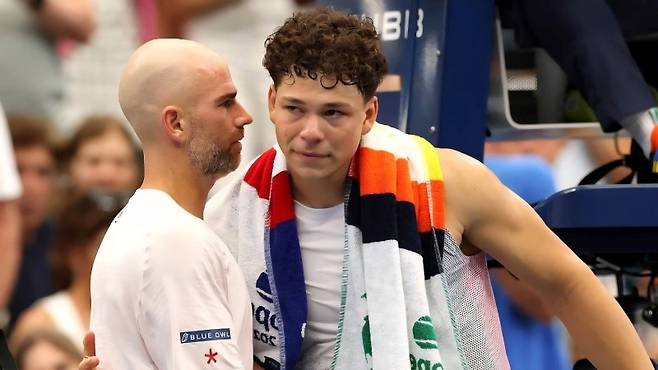 벤 셸튼이 기권 뒤 아드리안 만나리노로부터 위로를 받고 있다. 사진/ATP 투어