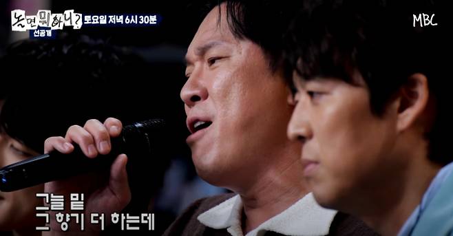 MBC 예능 프로그램 '놀면 뭐하니?'가 1980년대 감성을 재현하는 '서울가요제' 프로젝트의 본선 준비 과정을 선공개하며 기대감을 높였다. 8월 30일 방송 예고편에서는 유재석, 하하 등 멤버들과 초청 가수들이 함께 시청자 추천곡을 들어보고, 즉석에서 불러보며 곡의 주인을 찾아 나서는 모습이 그려졌다. 이문세의 명반 수록곡 '가로수 그늘 아래 서면'을 여러 가수가 릴레이로 부르는 장면은 각기 다른 매력으로 원곡의 감동을 재해석했다. 80년대 명곡과 현대 가수들의 만남은 세대를 초월하는 음악의 힘을 보여주며, 본선 무대에 대한 궁금증을 한껏 자극했다.