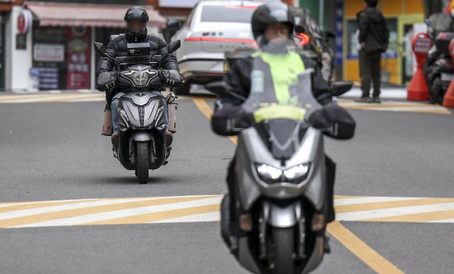 서울시내 한 주택가에 음식배달 종사자들이 배달을 위해 오토바이를 타고 이동하고 있다.ⓒ뉴시스