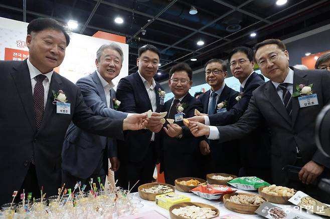 29일 서울 서초구 aT센터에서 열린 2025 A FARM SHOW(에이팜쇼) 개막식에서 강형석 농림축산식품부 차관을 비롯한 내빈들이 전시된 부스를 둘러보고 있다. 박형기 기자 oneshot@donga.com