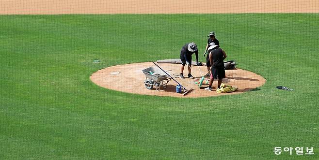 27일 프로야구 KT 위즈의 안방인 수원 KT위즈파크에서 그라운드키퍼 일일 체험에 나선 기자가 근무자들과 함께 마운드 정비 작업을 하고 있다. 야구장 그라운드 중 유일하게 도드라져 있는 마운드는 투수들의 부상 위험이 큰 곳이라 세심한 관리가 필요하다. 흙이 심하게 손상되기 때문에 딱딱한 상태를 유지하는 게 핵심이다. 수원=장승윤 기자 tomato99@donga.com