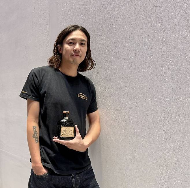 ‘매그놀리아랩’ 창립자 데니스 막. 지난달 서울에서 열린 ‘서울 바 앤 스피릿 쇼 2025’에 부스를 차리고 홍보 활동을 펼쳤다. 박미향 기자