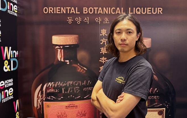 ‘매그놀리아랩’ 창립자 데니스 막. 지난달 서울에서 열린 ‘서울 바 앤 스피릿 쇼 2025’에 부스를 차리고 홍보 활동을 펼쳤다. 박미향 기자