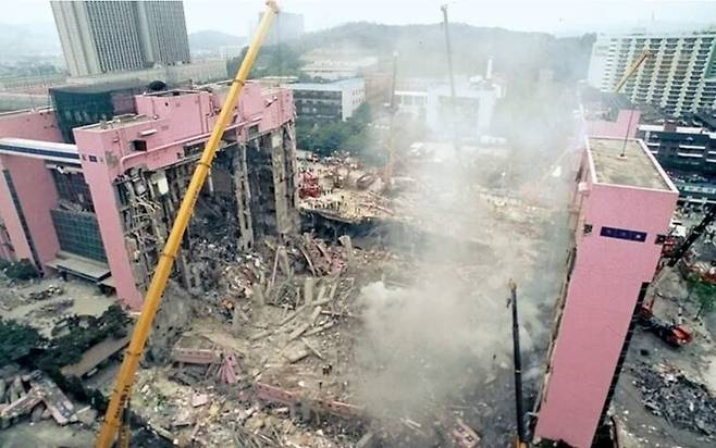 1995년 6월29일 저녁 5시57분께, 서울 서초구 삼풍백화점이 맥없이 무너져 내렸다. 사고 직후 강남소방서, 서초경찰서 등 관내 행정 관공서의 전화가 시민들의 폭주하는 신고로 불통됐다. 관공서 관계자는 물론 취재기자들조차 이 소식을 믿지 못했다. 이 사고로 502명이 죽었다. 한겨레 자료사진.