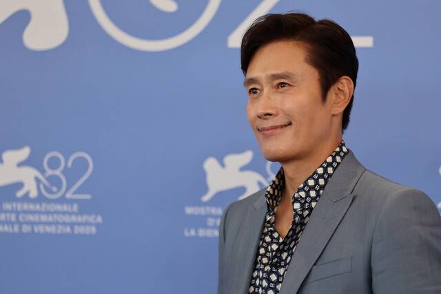 29일 밤 베네치아 리도섬에서 개최한 제82회 베네치아국제영화제 경쟁 부문 진출작 ‘어쩔수가없다’ 기자회견 직후 배우 이병헌이 포즈를 취하고 있다. CJ ENM 제공