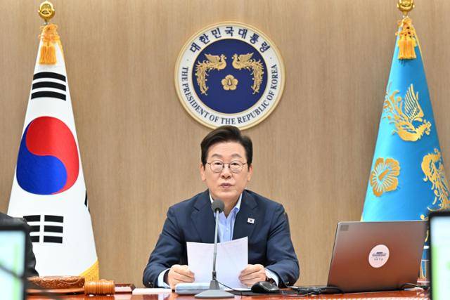 이재명 대통령이 29일 서울 용산 대통령실 청사에서 열린 임시 국무회의에서 모두발언을 하고 있다. 정부는 이날 2026년 예산안을 심의·의결했다. 왕태석 선임기자