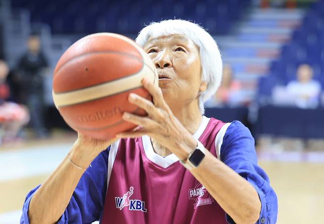 <yonhap photo-3382=""> 레전드 박신자 '시투는 이렇게' (부산=연합뉴스) 차근호 기자 = 30일 오후 부산 동래구 사직체육관에서 열린 '제10주년 박신자컵' 여자농구 대회에서 '레전드' 박신자 여사가 시투를 하고 있다. 2025.8.30 ready@yna.co.kr/2025-08-30 14:29:08/ <저작권자 ⓒ 1980-2025 ㈜연합뉴스. 무단 전재 재배포 금지, AI 학습 및 활용 금지></yonhap>
