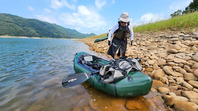 무인도에 상륙한 뒤에는 물결에 흘러가지 않게 보트를 육지로 올려놔야 한다. 김종호 기자