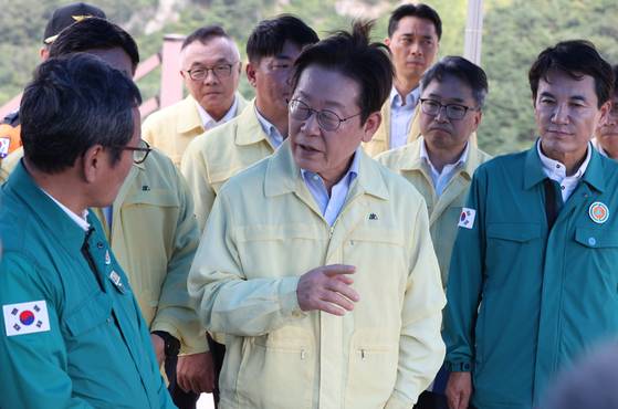 이재명 대통령이 30일 강원 강릉시 성산면 오봉저수지를 방문해 김홍규 강릉시장과 대화하며 가뭄 대응 추진 상황을 점검하고 있다. 대통령실사진기자단