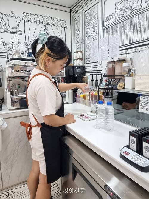 강릉시가 극심한 가뭄으로 제한급수를 실시 중인 지난 8월 25일 홍제동의 한 카페에서 생수로 커피를 제조하고 있다. 이호준 기자