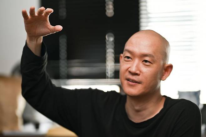 김도윤(타투이스트 도이)씨가 21일 서울 영등포구 온스퀘어빌딩에서 국민일보와 만나 인터뷰하고 있다. 윤웅 기자