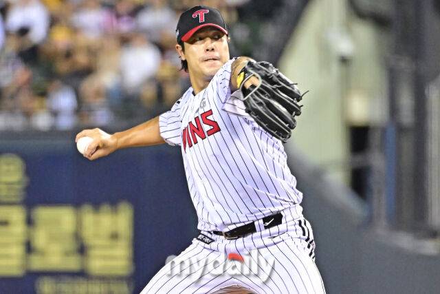 19일 서울 잠실야구장에서 열린 '2025 신한 SOL BANK KBO리그' 롯데 자이언츠와 LG 트윈스 경기.LG 김진성이 7회초 선발 톨허스트와 교체되 힘차게 투구하고 있다./마이데일리