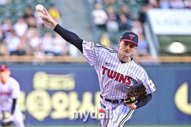 19일 서울 잠실야구장에서 열린 '2025 신한 SOL BANK KBO리그' 롯데 자이언츠와 LG 트윈스 경기.LG 선발 톨허스트가 힘차게 투구하고 있다./마이데일리