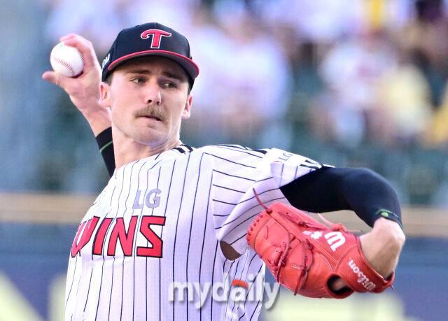 2025년 8월 30일 오후 서울 잠실구장에서 열린 '2025 신한 SOL뱅크 KBO 리그' 키움 히어로즈와 LG 트윈스의 경기LG 선발투수 톨허스트가 역투하고 있다./잠실=유진형 기자