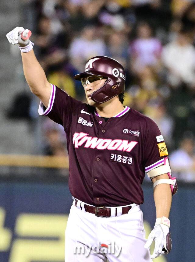 2025년 8월 30일 오후 서울 잠실구장에서 열린 '2025 신한 SOL뱅크 KBO 리그' 키움 히어로즈와 LG 트윈스의 경기키움 임지열이 8회초 1사 1루서 1타점 2루타를 친 뒤 기뻐하고 있다./잠실=유진형 기자