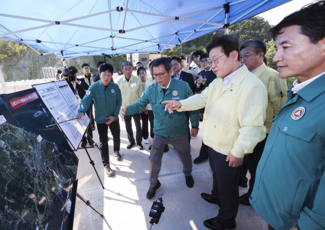 이재명 대통령이 30일 강원 강릉시 성산면 오봉저수지를 방문해 가뭄 대응 추진 상황을 점검하고 있다. 대통령실통신사진기자단