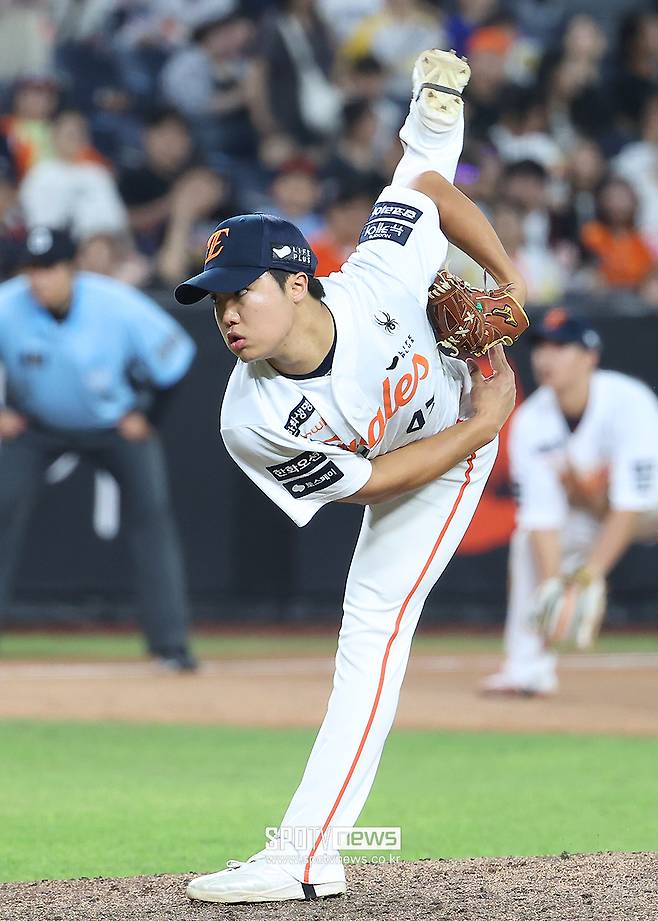▲ 28일 고척 키움전에서 KBO 역대 11번째 무결점 이닝을 만들어 낸 정우주 ⓒ곽혜미 기자