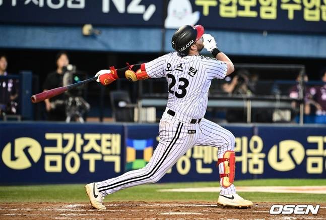 1타점 적시타를 날리고 있는 오스틴.