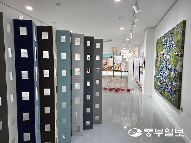 김지은 작가의 작품 '아파트 컬러-트렌드 vs 르 코르뷔지에'(왼쪽)와 '수상한 지붕들-공장 풍경'. 이준도기자