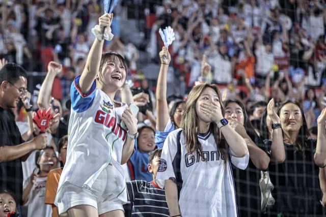 롯데 자이언츠 팬들이 지난달 28일 부산 사직야구장에서 열린 2025 프로야구 롯데-KT 위즈전에서 열띤 응원을 보내고 있다. 롯데 자이언츠 제공