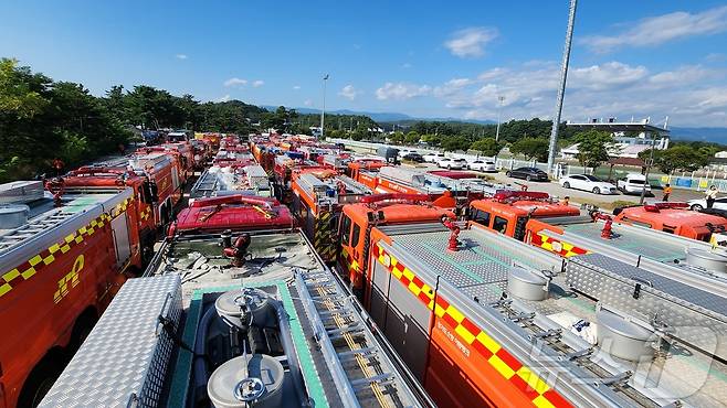 최악의 가뭄을 겪고 있는 강원 강릉 지역의 급수를 지원하기 위해 전국에서 온 소방 물탱크차가 31일 오전 강원 강릉 연곡면 강북공설운동장에 집결하고 있다. 소방청은 전날 강릉에 급수를 지원하기 위해 국가소방동원령을 발령했다. (강원도소방본부 제공, 재판매 및 DB금지) 2025.8.31/뉴스1 ⓒ News1