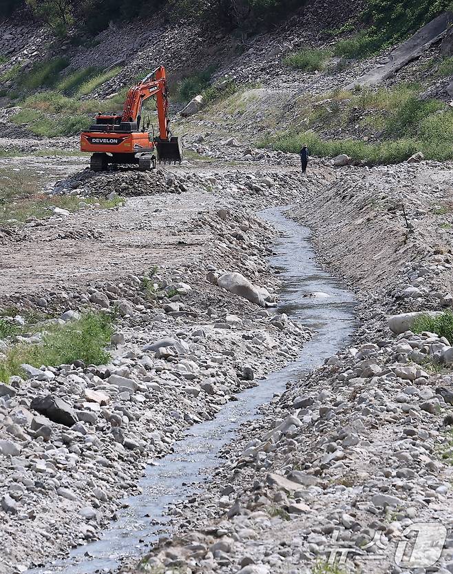 31일 강원 강릉시 주요 상수원인 오봉저수지 상류에서 한 관계자가 포클레인으로 물길을 내고 있다. 2025.8.31/뉴스1 ⓒ News1 김성진 기자
