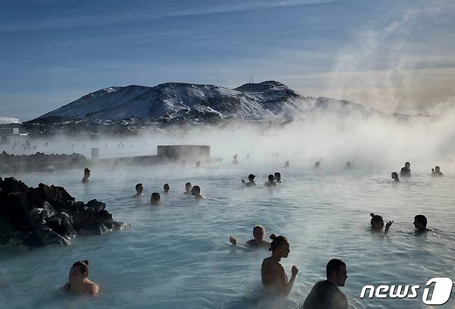 온천욕을 즐기는 아이슬란드 사람들. (자료사진)ⓒ 로이터=뉴스1