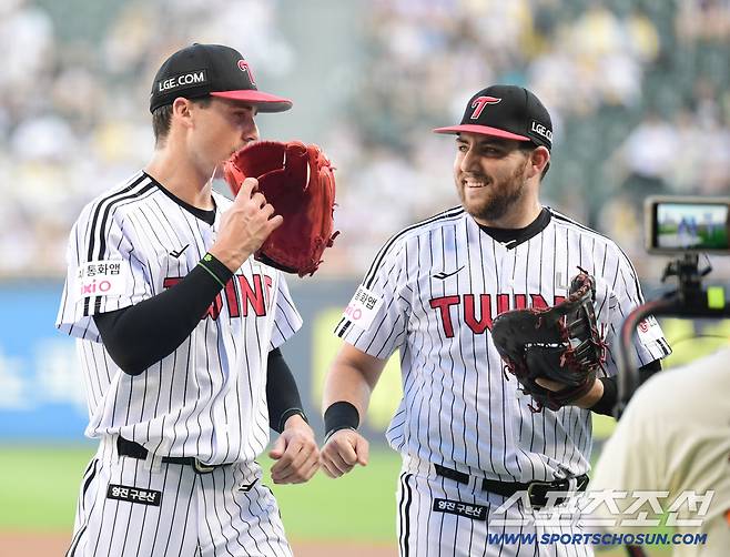 1회 투구를 마치고 마운드를 내려오며 오스틴과 대화를 나누는 LG 톨허스트.