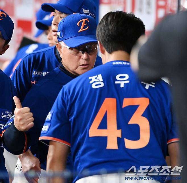 28일 고척스카이돔에서 열린 한화와 키움의 경기, 한화 김경문 감독이 정우주와 이야기를 나누고 있다. 정우주는 7회말 무사 1,2루 위기에 등판헤 3개의 아웃카운트를 모두 3구 삼진으로 처리했다. 고척=허상욱 기자wook@sportschosun.com/2025.08.28/