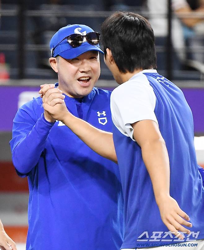 31일 대전 한화생명볼파크에서 열린 삼성-한화전. 삼성이 5대3으로 승리하며 3연전을 싹쓸이 했다. 박진만 감독이 원태인을 맞이하고 있다. 대전=정재근 기자 cjg@sportschosun.com/2025.8.31/