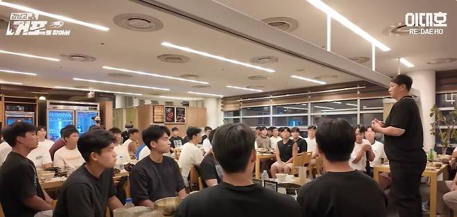 경남고 출신이자, 프로야구 롯데의 간판 타자였던 이대호가 얼마전 대통령배 우승을 일군 모교 후배들에게 한우 회식 자리를 마련한 모습. /이대호 채널