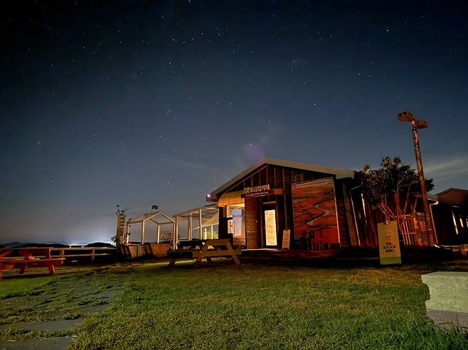 별이 쏟아질 듯한 증도 소금항카페의 밤 풍경. 박미향 기자