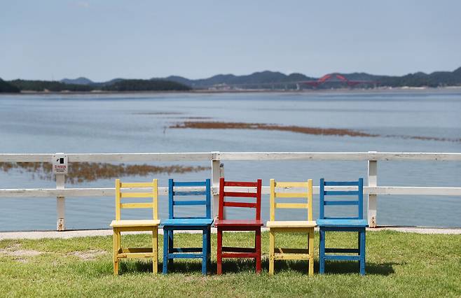 소금항카페의 앞바다 풍경. 박미향 기자