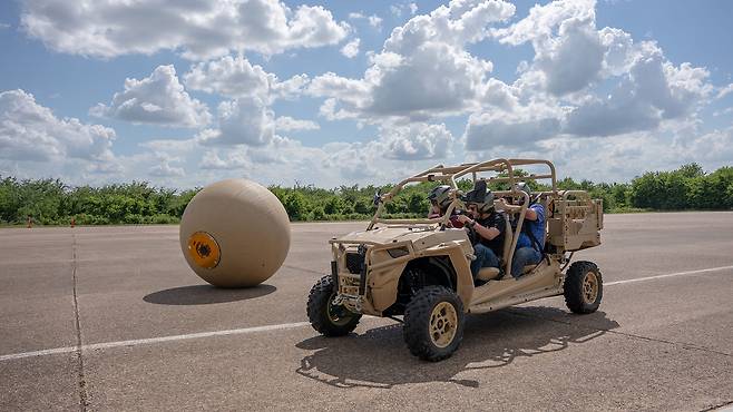 지구에서 시험 중인 로보볼. 지름이 1.8m에 이를 정도로 거대하다. 텍사스 A&M대 제공