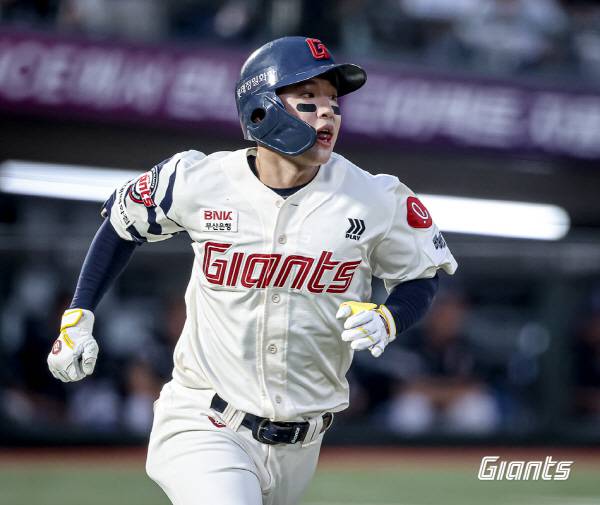 31일 부산 사직구장에서 열린 KT전에서 롯데 이호준이 3회 홈런을 친 뒤 달려나가고 있다. 롯데 자이언츠 제공