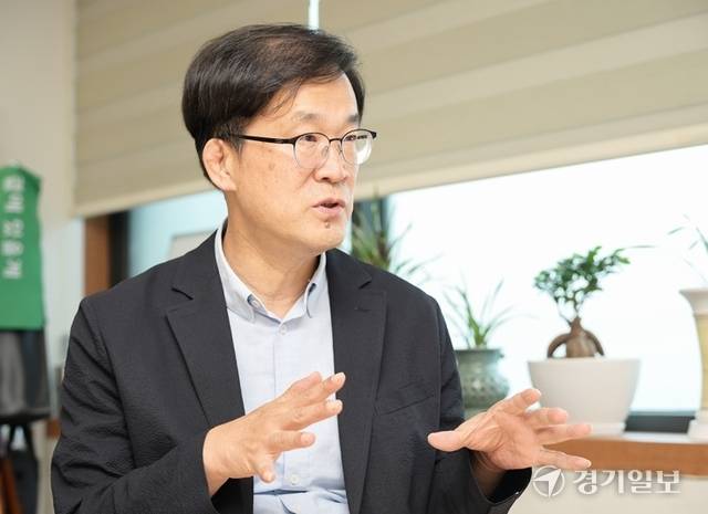 김현삼 경기도미래세대재단 대표이사가 경기일보와의 인터뷰를 진행하고 있다. 윤원규기자