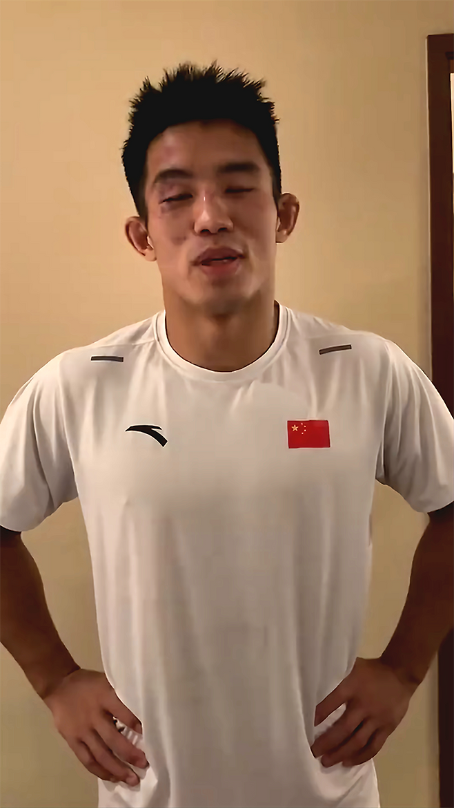 중국 우슈 산타 전우훈 전국대회 우승자 런야웨이가 2025년 8월 상하이다우타이 Road to UFC 시즌4 라이트급 토너먼트 4강전 탈락 후 AFC 웰터급 챔피언 김상욱에게 패배한 아쉬움을 말하고 있다. 사진=TKO