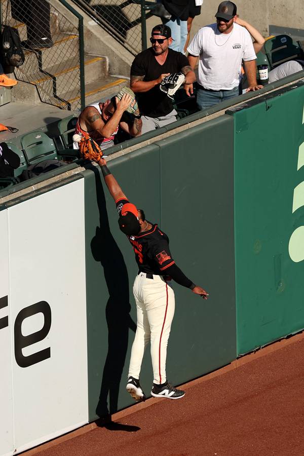 엘리엇 라모스가 4회초 바살로의 타구를 잡기 위해 팔을 뻗었으나 잡지 못하고 있다. 사진= Getty Images/AFP= 연합뉴스 제공